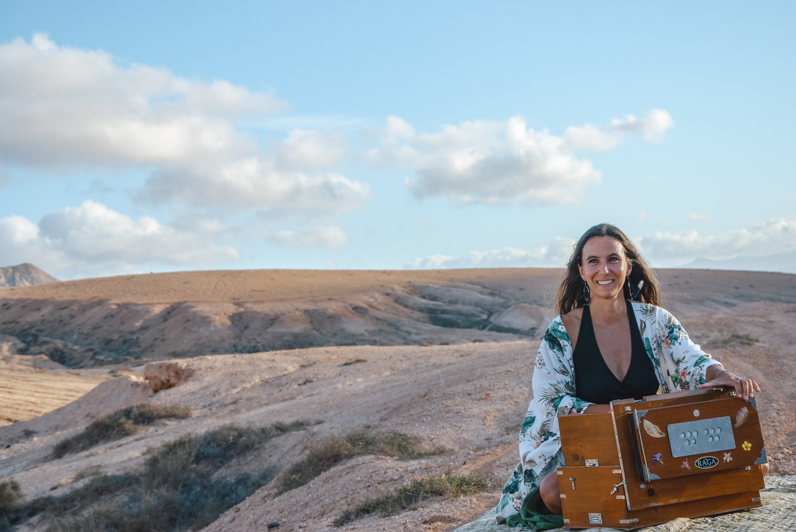 Nerea tocando el harmonium